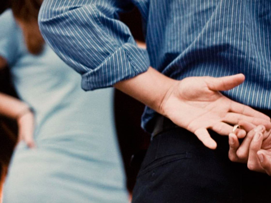 إليكم تصرفات تكشف خيانة الزوج بحسب برجه.. صورة رقم 1