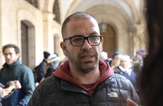 فيديو لمسلم بطل يتصدى بجسده لاعتداء على كنيسة 