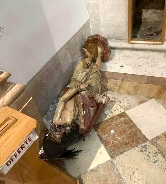 فيديو لمسلم بطل يتصدى بجسده لاعتداء على كنيسة 