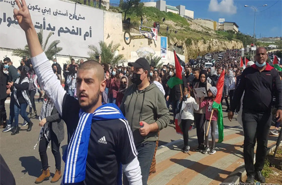 صور: سيدة فلسطينية تلقن العالم درساً بالإنسانية وتتبرع بذهبها: 