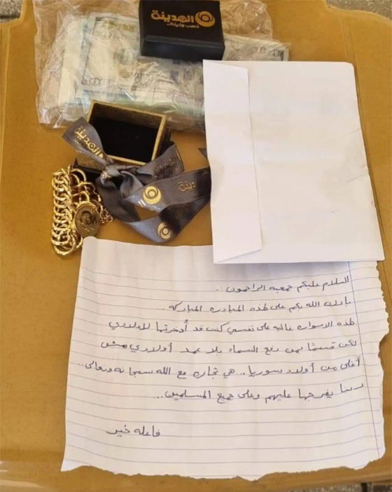 صور: سيدة فلسطينية تلقن العالم درساً بالإنسانية وتتبرع بذهبها: 