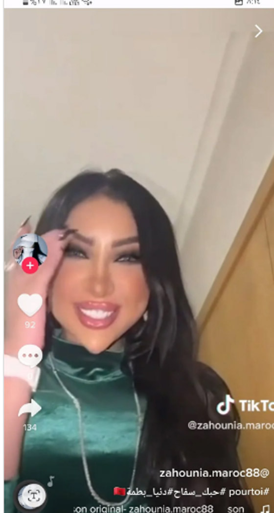 فيديو: مهاجمة دنيا بطمة بسبب صور ابنتها “غزل” بمسابقة سباحة! ودنيا تستعرض جسدها! صورة رقم 5