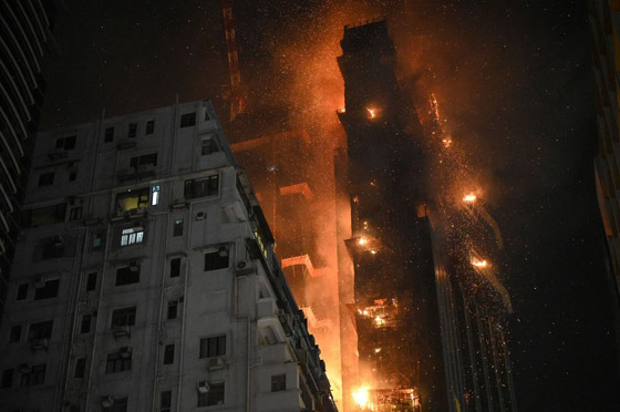 فيديو وصور: النيران تلتهم ناطحة سحاب من 42 طابقا في هونغ كونغ صورة رقم 3