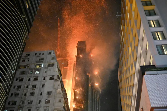فيديو وصور: النيران تلتهم ناطحة سحاب من 42 طابقا في هونغ كونغ صورة رقم 13