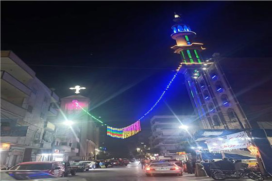 الجميع في استقبال رمضان في مصر.. كنيسة ومسجد يتشاركان بتعليق الزينة صورة رقم 1