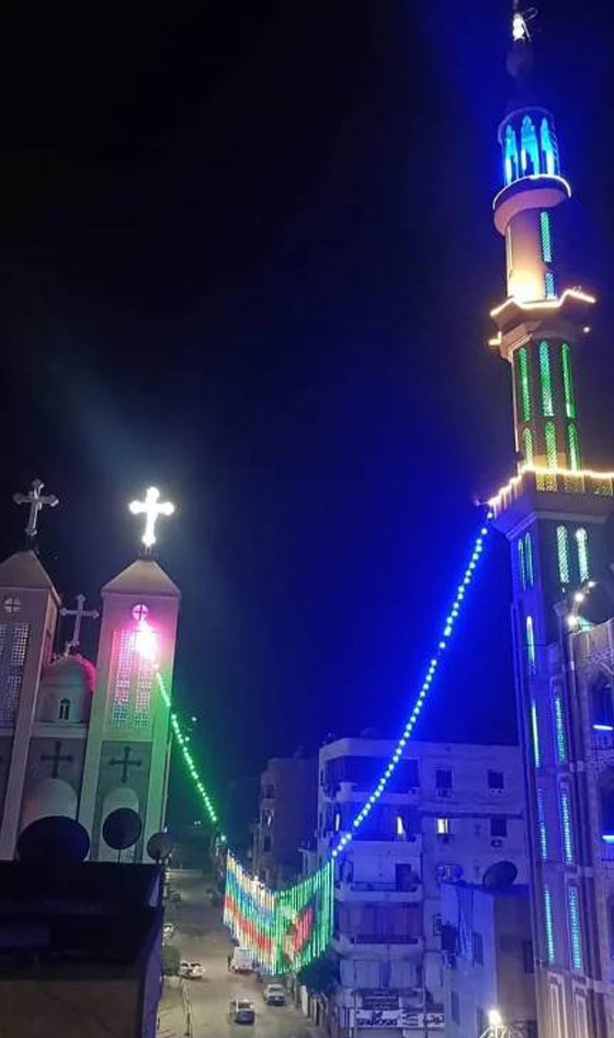 الجميع في استقبال رمضان في مصر.. كنيسة ومسجد يتشاركان بتعليق الزينة صورة رقم 2