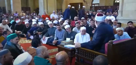 فيديو.. مفتي مصر الأسبق يوبخ طلبة انصرفوا عن درسه إلى درس شيخ آخر صورة رقم 3