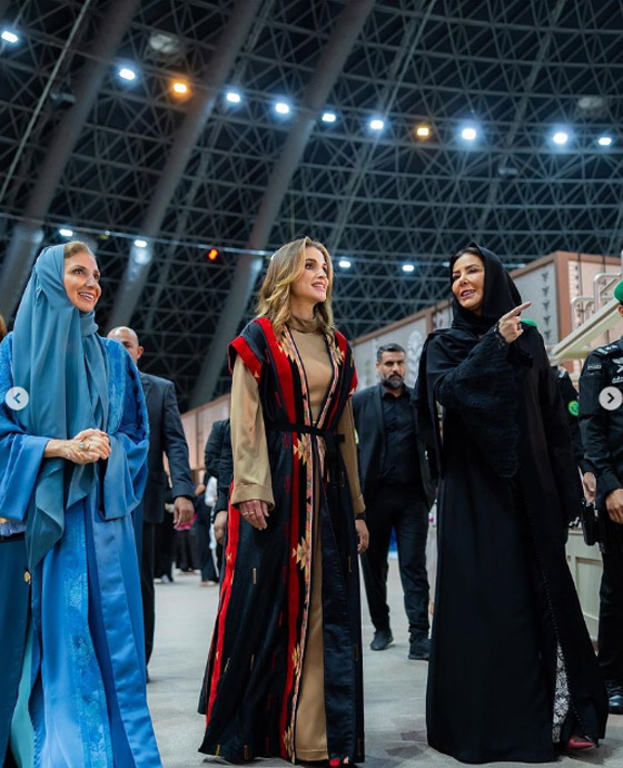 الملكة رانيا تظهر بالحجاب بعد أدائها مناسك العمرة.. فيديو صورة رقم 2