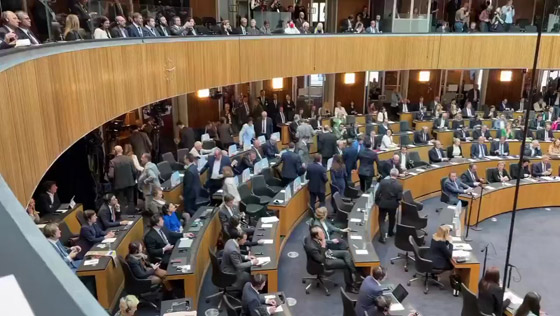 فيديو.. تعرض زيلينسكي لموقف محرج جدا صورة رقم 5