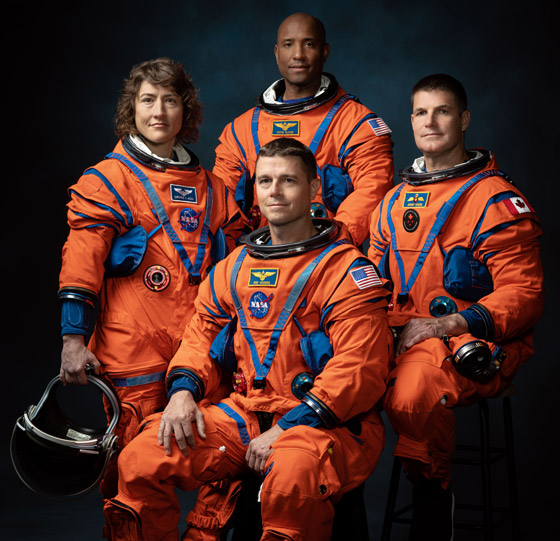 امرأة و3 رجال من 