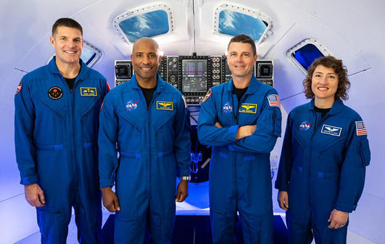 امرأة و3 رجال من 