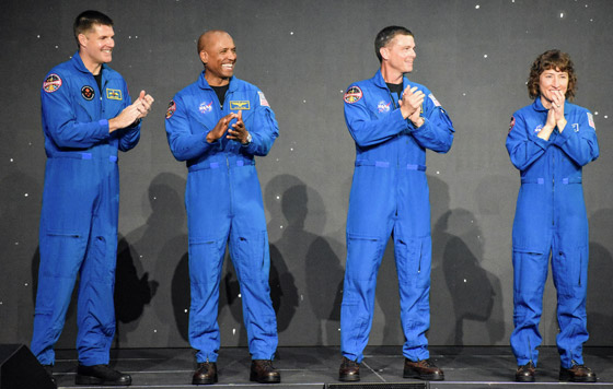 امرأة و3 رجال من 