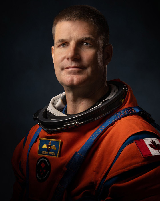 امرأة و3 رجال من 