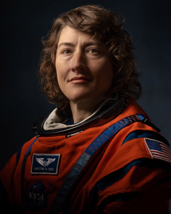 امرأة و3 رجال من 