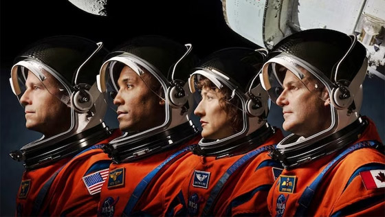 امرأة و3 رجال من 