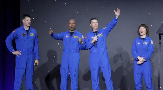 امرأة و3 رجال من 