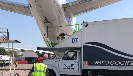 فيديو: سائق شاحنة يصدم طائرة في مطار بالمكسيك صورة رقم 3
