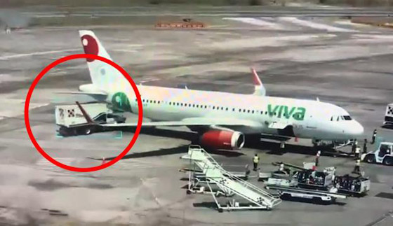 فيديو: سائق شاحنة يصدم طائرة في مطار بالمكسيك صورة رقم 6