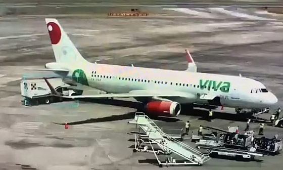 فيديو: سائق شاحنة يصدم طائرة في مطار بالمكسيك صورة رقم 1