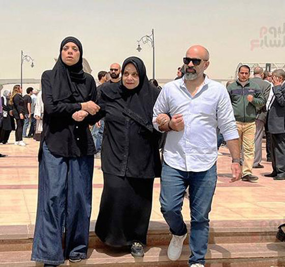 دينا الشربيني تحتضن جثمان والدها داخل المسجد باكية بهيستيريا.. وعمرو دياب يعزيها صورة رقم 9