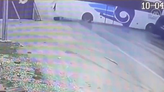 فيديو.. حادث سير مروع كاد يؤدي لكارثة صورة رقم 1
