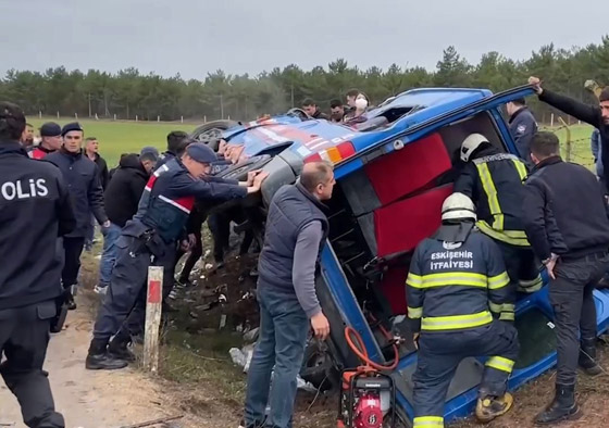 فيديو.. حادث سير مروع كاد يؤدي لكارثة صورة رقم 4