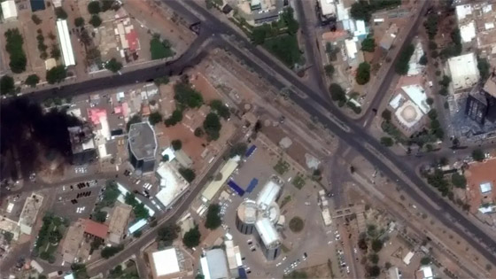 اشتباكات السودان: 97 قتيل و365 مصاب! دمار وحرائق وأضرار جسيمة.. فيديو وصور من الفضاء صورة رقم 5