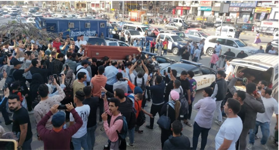 صور صادمة: صحفيتان تضحكان في جنازة مصطفى درويش دون مراعاة المشيّعين الباكين وتفجّران غضبا! صورة رقم 6