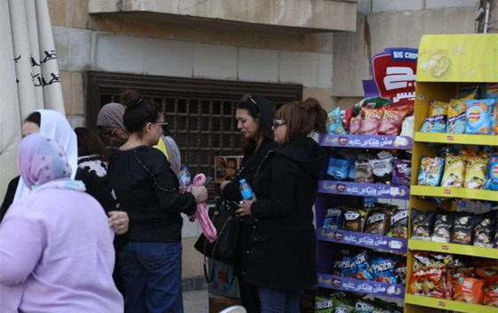 صور صادمة: صحفيتان تضحكان في جنازة مصطفى درويش دون مراعاة المشيّعين الباكين وتفجّران غضبا! صورة رقم 8