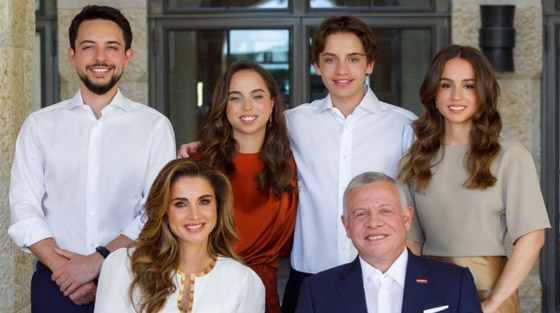 العائلة الملكية الأردنية تكسب القلوب بتواضعها ورقيها، وجمال الملكة رانيا والأميرة رجوة يلفت الأنظار صورة رقم 11