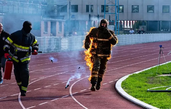 ركض 100 متر والنار تشتعل بجسده! عداء يحطم رقم قياسي بأغرب سباق بالعالم صورة رقم 7
