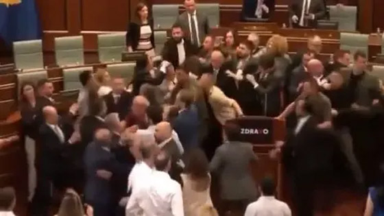 فيديو: شجار وتدافع وتضارب في برلمان كوسوفو.. والنساء ينلن حصتهن صورة رقم 3