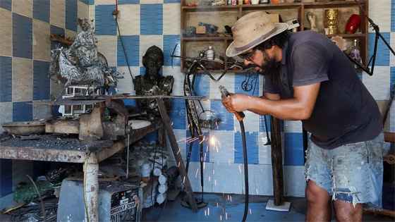 رغم الأمية ومصاعب الحياة.. تونسي يحول الخردة إلى أعمال فنية.. صور صورة رقم 4