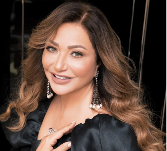 فيديو: ليلى علوي تذرف دموع الفرح في حفل زفاف ابنة شقيقتها صورة رقم 3