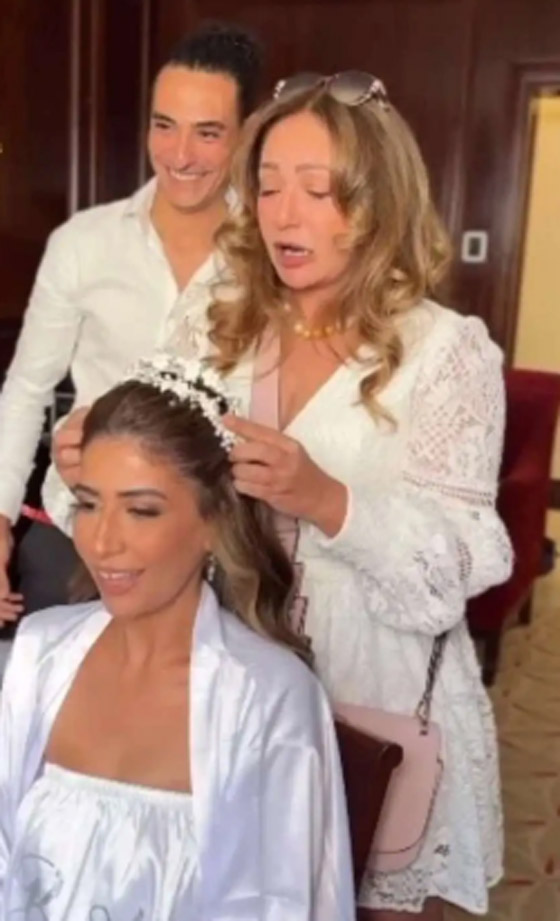 فيديو: ليلى علوي تذرف دموع الفرح في حفل زفاف ابنة شقيقتها صورة رقم 4