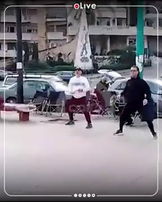 راغب علامة يلعب التنس مع معجبيه الشباب على كورنيش بيروت البحري.. فيديو صورة رقم 5