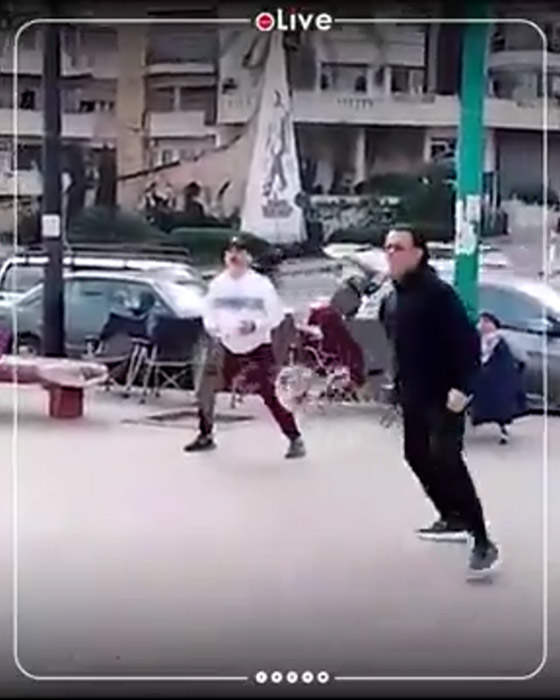 راغب علامة يلعب التنس مع معجبيه الشباب على كورنيش بيروت البحري.. فيديو صورة رقم 6