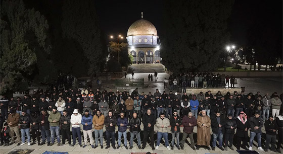 فيديو: 90 ألفا يؤدون صلاة التراويح في المسجد الأقصى.. ودعاء مؤثر لغزة صورة رقم 6