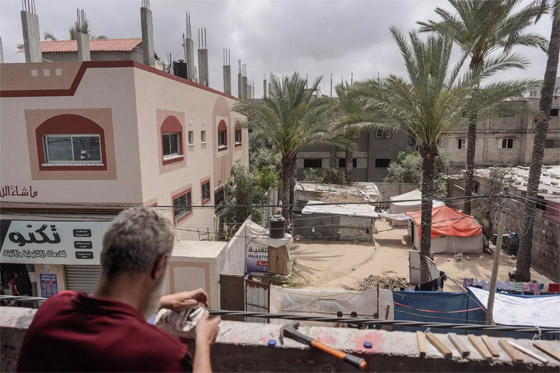 بالصور: صانع دمى من فلسطين المحروقة يصنعها من علب المعلبات صورة رقم 4