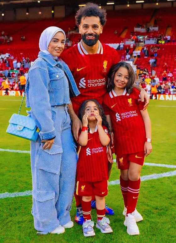 فيديو.. زوجة محمد صلاح تثير ضجة بعناقها لمدرب ليفربول! وإطلالتها تخطف الأنظار! صورة رقم 2