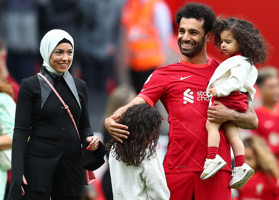 فيديو.. زوجة محمد صلاح تثير ضجة بعناقها لمدرب ليفربول! وإطلالتها تخطف الأنظار! صورة رقم 9