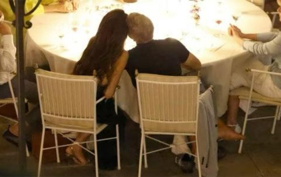 عشاء رومانسي وقبلة حميمة بين جورج كلوني وأمل علم الدين صورة رقم 3
