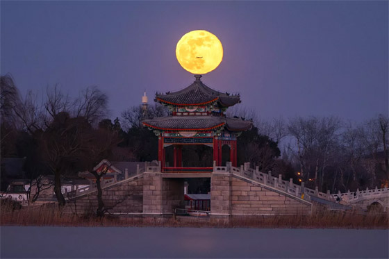 لحظات ساحرة.. أول قمر مكتمل لعام 2025 صورة رقم 3