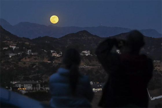 لحظات ساحرة.. أول قمر مكتمل لعام 2025 صورة رقم 8