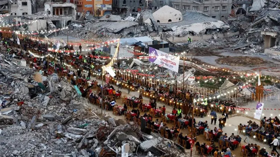 إفطار وسط الركام.. فلسطينيون يحتفلون بأول أيام رمضان بمائدة جماعية صورة رقم 1