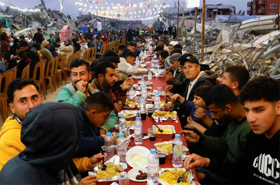 إفطار وسط الركام.. فلسطينيون يحتفلون بأول أيام رمضان بمائدة جماعية صورة رقم 2
