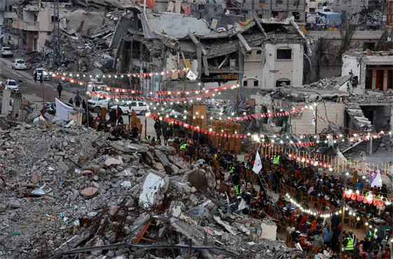 إفطار وسط الركام.. فلسطينيون يحتفلون بأول أيام رمضان بمائدة جماعية صورة رقم 5