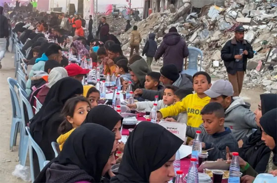 إفطار وسط الركام.. فلسطينيون يحتفلون بأول أيام رمضان بمائدة جماعية صورة رقم 6