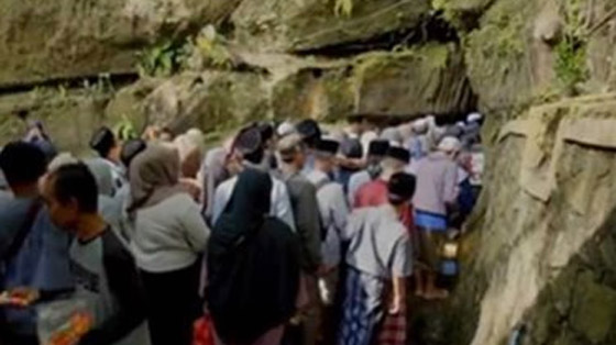 بحثا عن ممر سري إلى مكة.. أندونيسيون يتوافدون إلى كهف صافارودي في رمضان صورة رقم 5