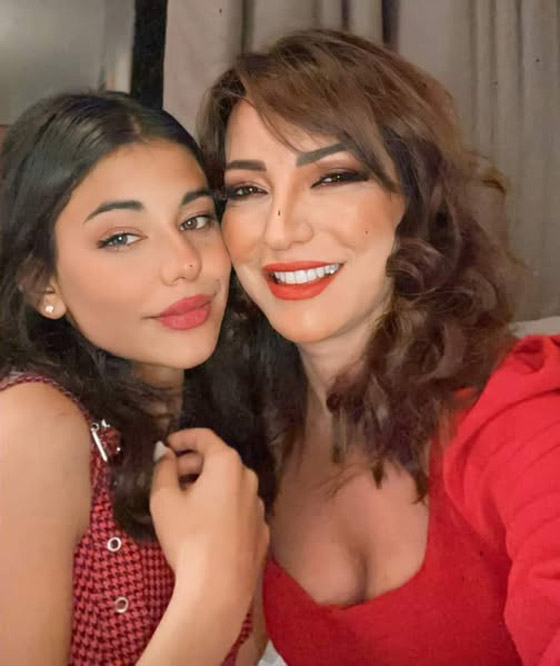 مريم ابنة أمل عرفة وعبدالمنعم عمايري تخطف الأسماع والأنظار بغنائها لشيرين عبد الوهاب صورة رقم 2